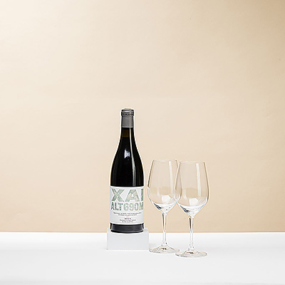 Xai Alt 690M es un elegante vino tinto español de la bodega Altos de Rioja. El vino se presenta con un par de finas copas de vino Schott Zwiesel.