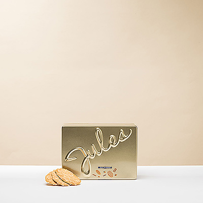 Descubra un delicioso surtido de galletas Jules Destrooper, escondidas como un tesoro en su preciosa caja de hojalata vintage.