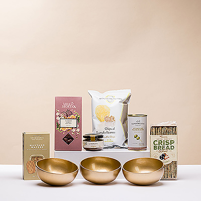 Mit dieser stilvollen Kombination aus herzhaften Gourmetsnacks und einem Trio aus handgefertigten goldenen Servierschalen wird das Bewirten zum Kinderspiel. Es ist eine großartige Geschenkidee für Geburtstage, Dankeschöns, Gastgeberinnen oder Einweihungsgeschenke.