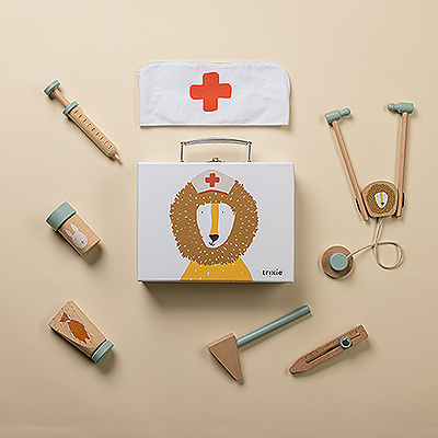 ¿Hay un médico en casa? Con este maravilloso set de médico de madera, ¡la respuesta es sí! Los pequeños se lo pasarán en grande curando todas las toses y rozaduras de sus peluches, muñecos y amigos.