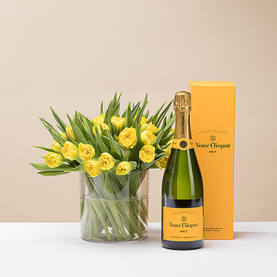 Regale a alguien especial tulipanes amarillos frescos y champán Veuve Clicquot.