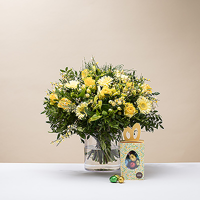 Celebrate the joys of Easter with a cheery yellow fresh bouquet and delicious Corné Port-Royal chocolate Easter eggs!