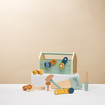 Avec cette boîte à outils en bois Trixie aux adorables motifs animaliers, les enfants s'amuseront pendant des heures à marteler, visser et scier.
