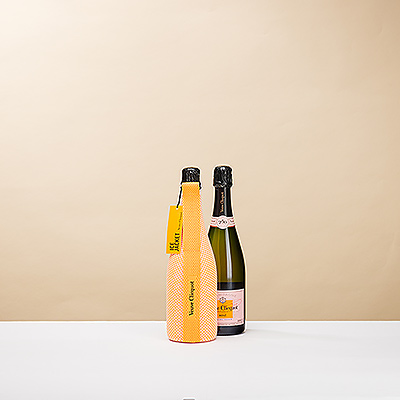 Ein unverzichtbares Geschenk in limitierter Auflage von Veuve Clicquot. Ein schöner Veuve Clicquot Rosé Champagner in einem Flaschenkühler. Dieser stilvolle Kühler hält Ihren Veuve auf der perfekten Temperatur, um Ihre Lieblingsbläschen zu bewahren.