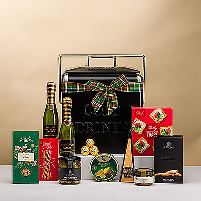 Sie suchen nach einem stilvollen, einzigartigen Gourmet-Weihnachtsgeschenk? Dann ist diese fantastische Zusammenstellung der leckersten pikanten und süßen Snacks aus Europa, handverpackt in einer schicken schwarzen Kühlbox, ideal. Ein Paar 20cl-Flaschen Cava sind ein festliches Weihnachtsgeschenk.