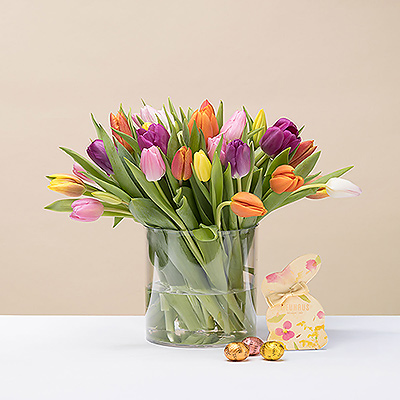 Offrez la fièvre du printemps avec un bouquet coloré de tulipes hollandaises et une délicieuse boîte à lapin de Pâques Neuhaus.