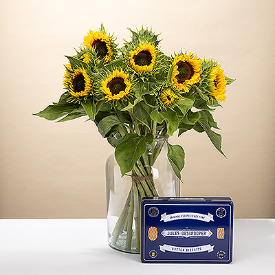 Surprise someone with a double gift of sunshine and taste: a radiant bouquet of sunflowers combined with a retro tin of Jules Destrooper cookies. This package brings the warmth of summer together with the heavenly taste of artisanal Belgian cookies. It is the ultimate gift to thank, celebrate, or spoil someone. Order now and give an unforgettable experience for both the eyes and the taste buds.