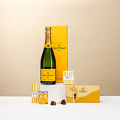 Un regalo elegante pensado para celebrar la vida. El emblemático Veuve Clicquot Yellow Label Brut es el protagonista de este conjunto exclusivo. Acompañado por la vela aromática Rigaud Tournesol, sus cerillas a juego y una caja de 8 deliciosas pralinas Godiva, ofrece una experiencia sensorial luminosa y sofisticada. Ideal para ocasiones especiales y momentos inolvidables.