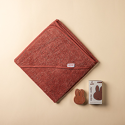 Set de regalo para bebé con toalla con capucha y jabón natural Miffy Care, hecho en Bélgica y seguro para la piel sensible del bebé.