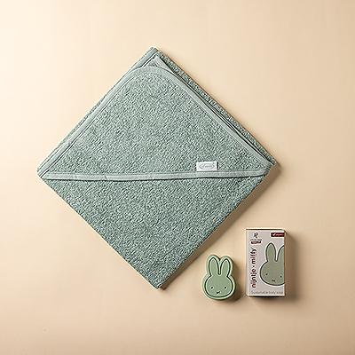 Set de regalo para bebé con toalla con capucha y jabón natural Miffy Care, hecho en Bélgica y seguro para la piel sensible del bebé.