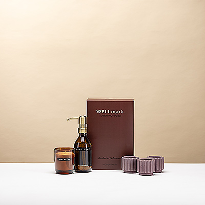 Enjoy the stylish Wellmark giftset Dark Amber with scented candle , hand soap and luxury accessories. An elegant wellness gift for peace and atmosphere at home.