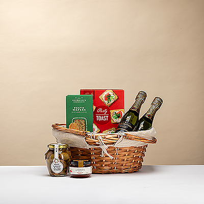 Celebra la Navidad con el regalo Christmas Picknick: cava, aperitivos crujientes, un dip delicioso y aceitunas, todo en una elegante cesta de mimbre.