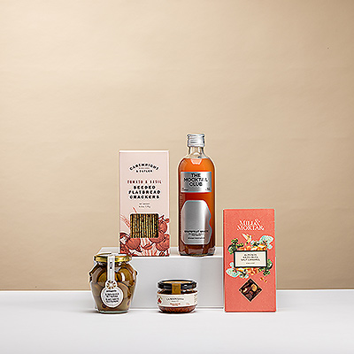 Découvrez le Coffret Apéro Grapefruit Grace de The Mocktail Club 5 un cocktail sans alcool à base de pamplemousse rose, vanille et framboise, accompagné de délices salés raffinés.