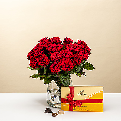 Bereiten Sie jemandem eine besondere Freude mit diesem luxuriösen Geschenkset aus 20 roten Premiumrosen und einer köstlichen Schachtel Godiva Pralinen. Die perfekte Kombination aus Stil und Genuss 5 ideal für romantische Anlässe oder besondere Feierlichkeiten.
