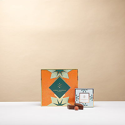 Regala un momento de indulgencia festiva con la exclusiva Pierre Marcolini Chocolate Tower. Esta elegante selección combina dos creaciones de lujo: la Mini Malline Flor Invernal y la Malline Clásicos Navideños . El detalle perfecto para los amantes del chocolate de alta calidad.