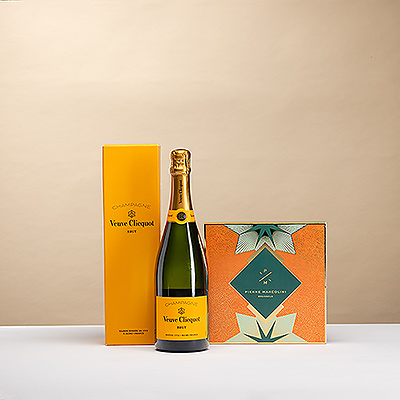 Feiern Sie die Festtage mit einer unwiderstehlichen Kombination aus edler Schokolade und ikonischem Champagner. Dieses luxuriöse Geschenkset vereint die Pierre Marcolini Malline Weihnachtsklassiker und den weltberühmten Veuve Clicquot Yellow Label Brut — ein elegantes Duo, das jede Feier verzaubert.