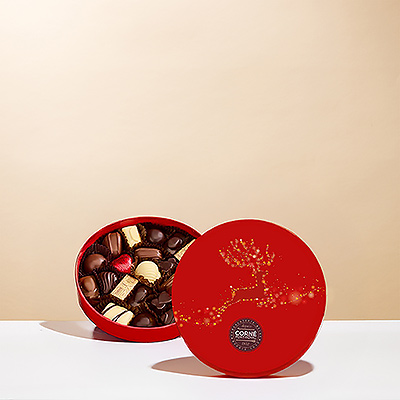Célébrez les fêtes avec cette élégante boîte de Noël ronde de Corné Port-Royal. À l5intérieur, vous trouverez 21 délicieuses pralines, confectionnées avec soin pour ravir tous les amateurs de chocolat. Parfaite pour offrir ou savourer pendant les fêtes.