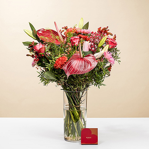 Flowers 2026: Trendy Valentin's Day Bouquet with Neuhaus Chocolates