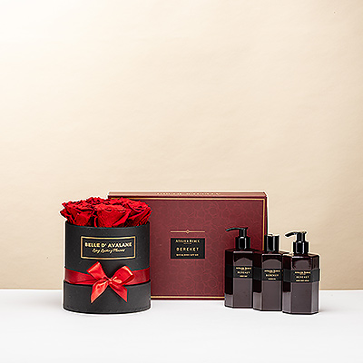 Offrez un moment de pur bien-être et d'élégance. Ce coffret noir luxueux associe des roses rouges stabilisées à l'élégant coffret cadeau Bereket d'Atelier Rebul. Un cadeau raffiné aux notes fraîches de grenade, conçu pour choyer une personne spéciale et marquer durablement les esprits.