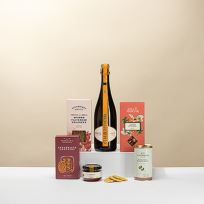 Enjoy this gift set with Chandon Spritz and refined delicacies such as crackers, olives and nuts. Perfect as a stylish aperitif gift for any festive moment.