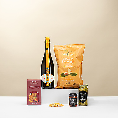 Enjoy this gift set with Chandon Spritz and delicious aperitif snacks such as crackers, olives and cheese snacks. Perfect as a stylish gift for any cosy aperitif moment.