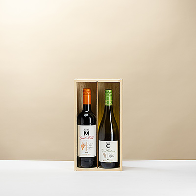 Profitez du élégant Cape Wine Duo Gift Set avec un doux Cape Merlot et un frais Chenin Blanc dans un luxueux coffret en bois. Un élégant cadeau vin pour chaque moment convivial.