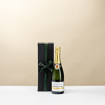 Celebrate special moments with the Charles Latour Champagne Gift Set and enjoy refined Champagne Brut with fresh citrus and apple notes. A festive champagne gift for every enjoyable moment.