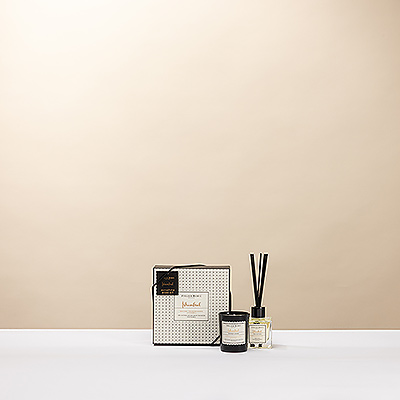 Enjoy the Atelier Rebul Istanbul Miniature Home Kit with reed diffuser and scented candle. A luxurious home gift featuring the iconic Istanbul fragrance for a warm and relaxing atmosphere.