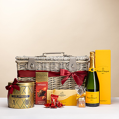 Genießen Sie diesen Picknickkorb mit Veuve Clicquot Brut , Godiva Pralinen und köstlichen belgischen Delikatessen. Ein luxuriöses Geschenk für festliche Anlässe und gemeinsame Genussmomente.