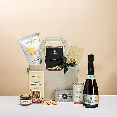 Enjoy this aperitif gift bag with Cava Josep Masachs Brut , La Masrojana olives and tapenade and delicious Mediterranean delicacies. A flavourful gift for festive occasions and shared moments of enjoyment.
