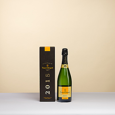 Der prestigeträchtige Veuve Clicquot Brut 2015 Vintage Champagner ist ein wunderbar lebendiger Wein mit Aromen von Orange, Grapefruit, Zitrusschalen, getrockneten Aprikosen, Datteln und Marmelade. Elegant, spannend und energisch mit Noten von Toast, gerösteten Kaffeebohnen und Pralinen ist der Vintage 2015 ein Genuss, den man nicht verpassen sollte. Genießen Sie sein lebendiges und anhaltendes Prickeln!