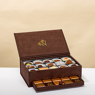 Para el mejor regalo de todos, la lujosa caja de regalo Royal de Godiva seguramente impresionará.